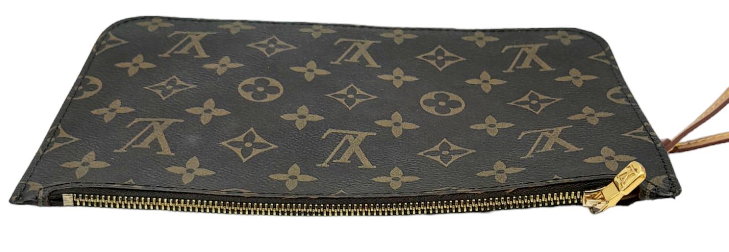 Quality Louis Vuitton Pouch in classic monogram design. Features gold tone hardware, striped - Image 4 of 8