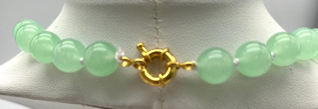 A Green Jade Bead Necklace with Hanging Green Jade Pendant. Gilded accents and clasp. 10mm beads. - Image 4 of 4