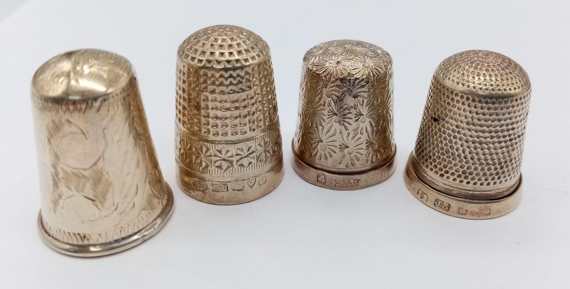 A Wonderful Collection of 14 Vintage/Antique Sterling Silver Thimbles. Different styles. Largest - Image 4 of 4