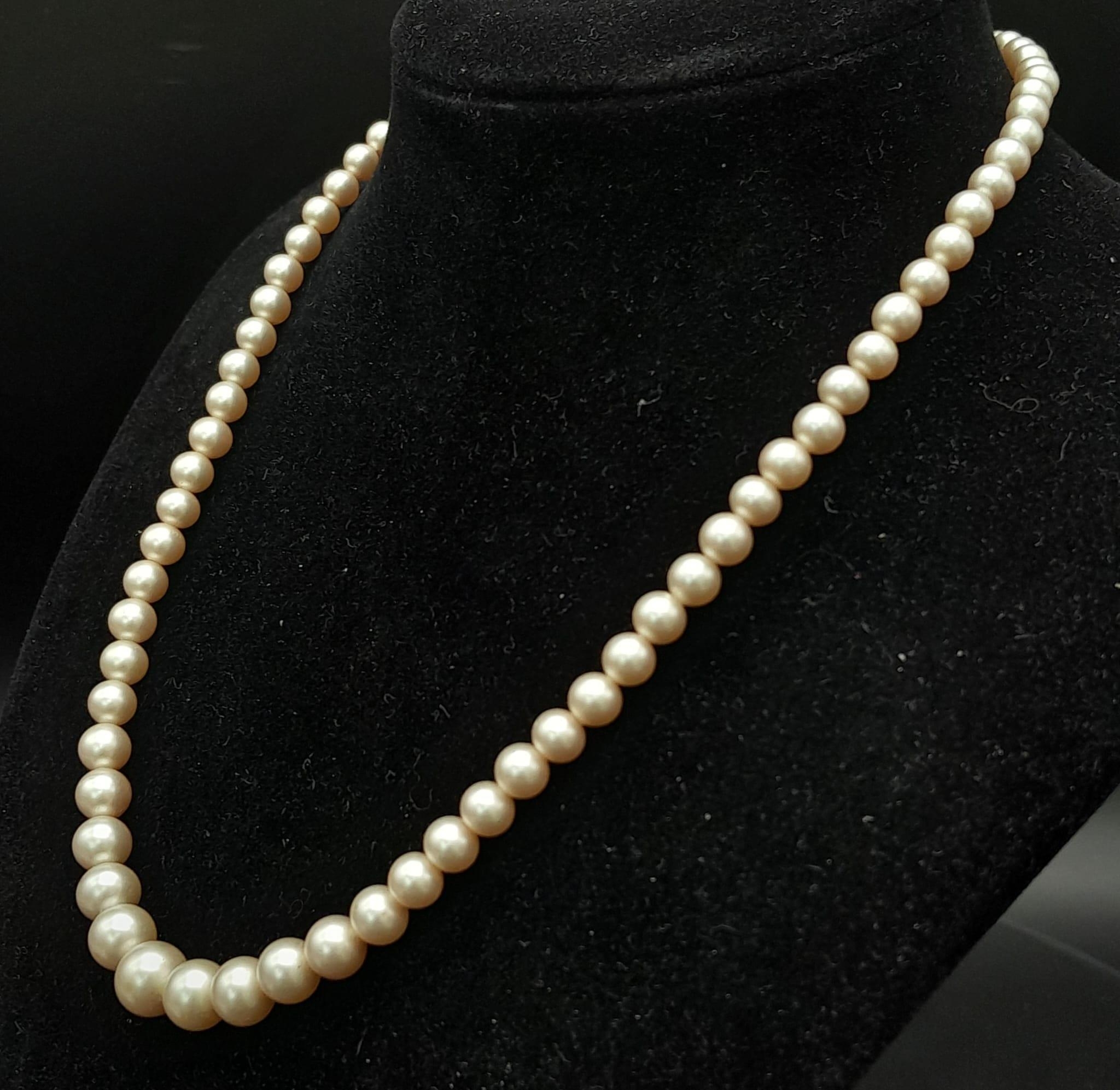 A Vintage Graduated Pearl Necklace with a 9K Gold Clasp. 40cm. - Image 4 of 5