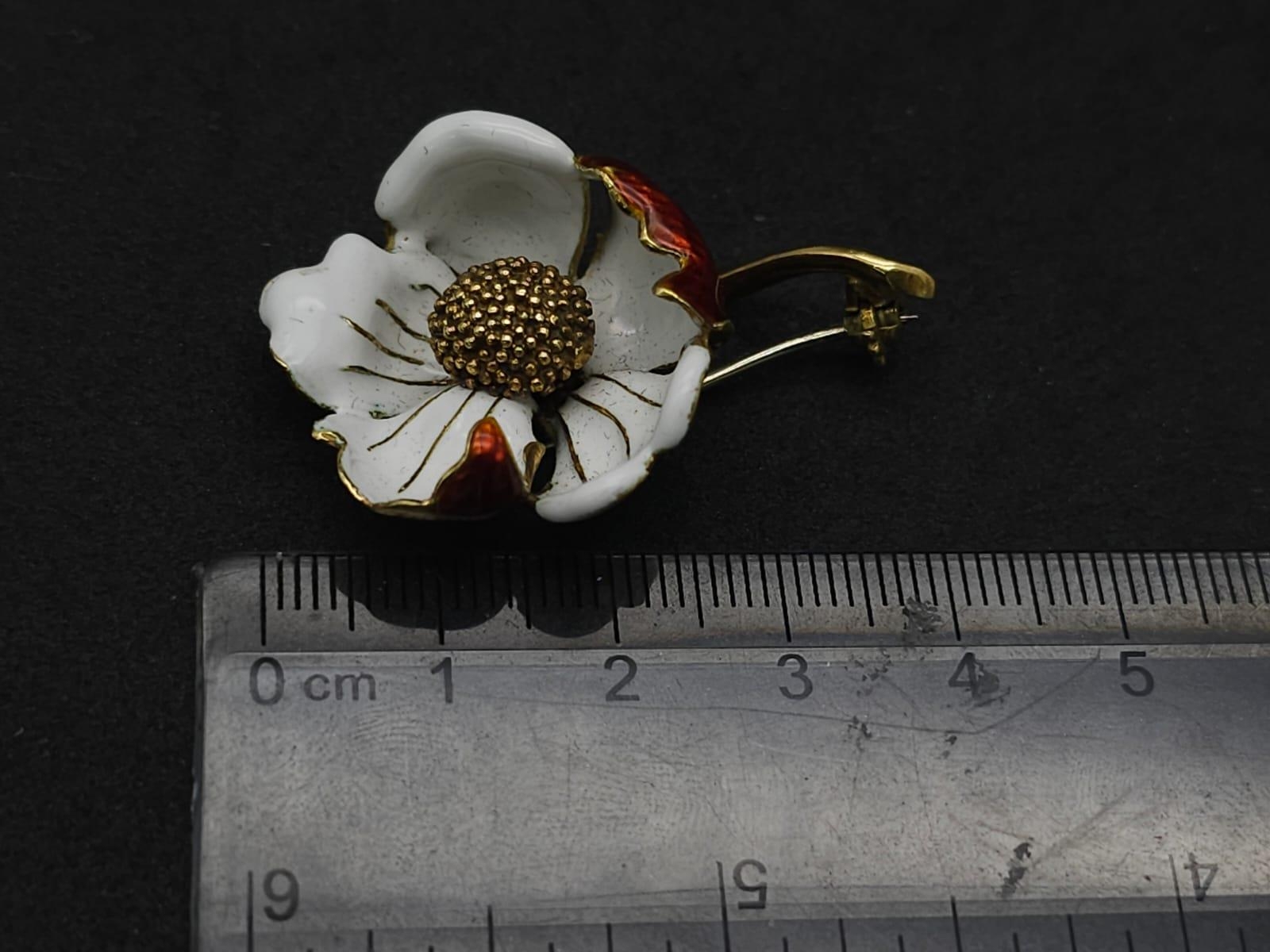 A Wonderful Vintage, Possibly Antique 18K Yellow Gold and Enamel Floral Brooch. Excellent inlaid - Image 7 of 11