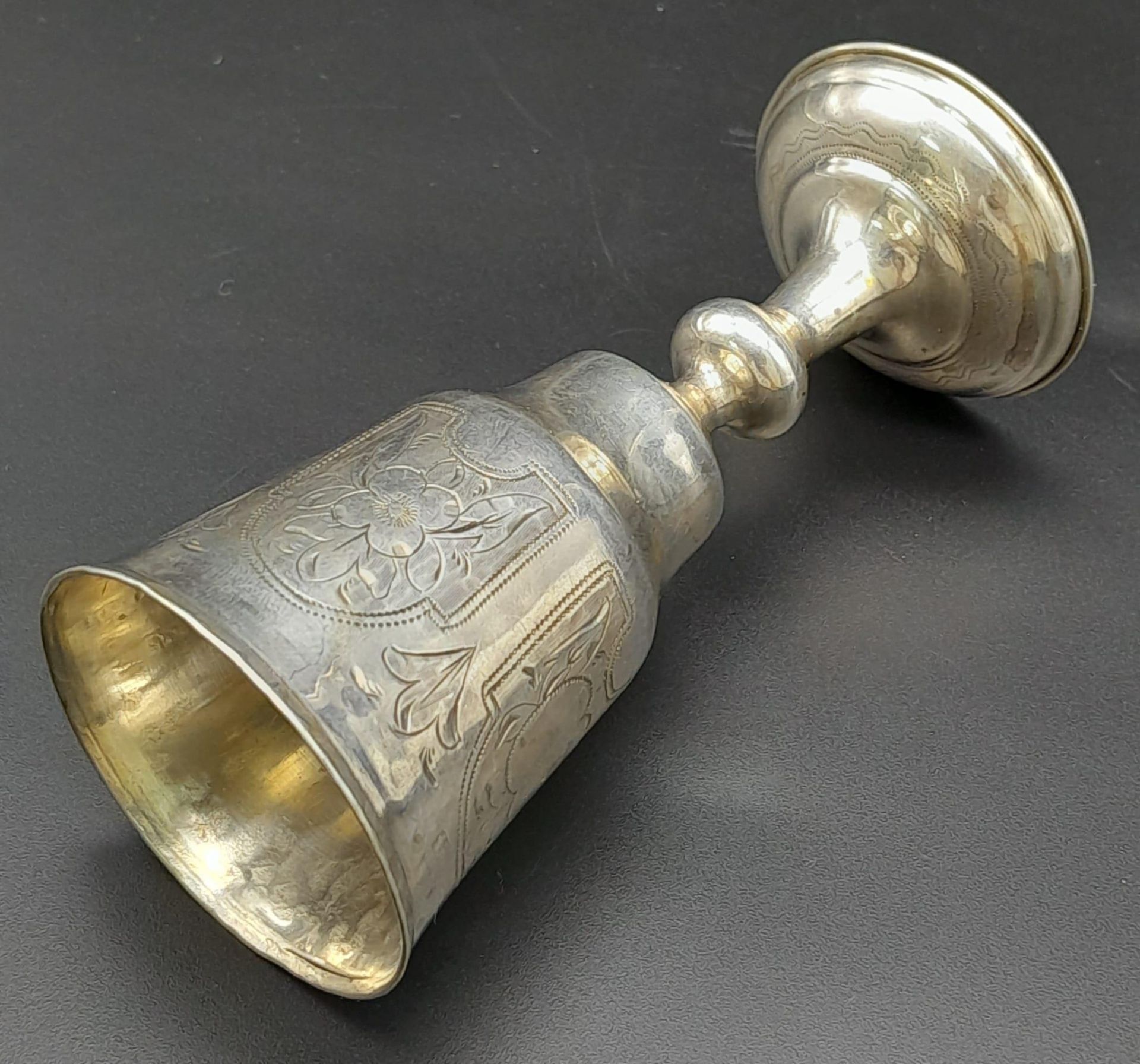 AN ANTIQUE SILVER RUSSIAN KIDDUSH CUP , HAND ENGRAVED . 44.5gms 10cms - Image 3 of 5