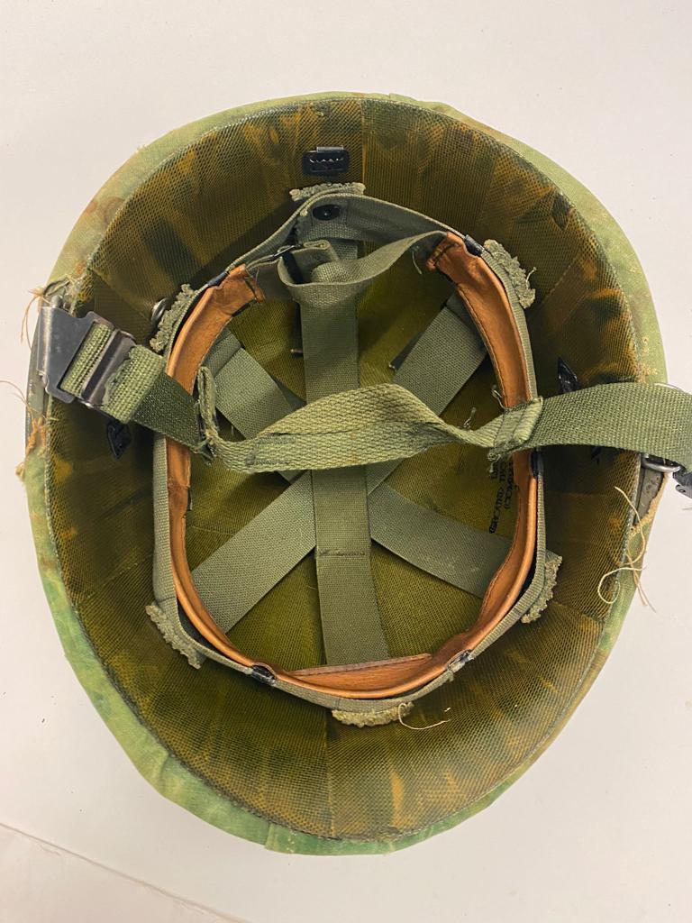 A USA M1 Helmet - The cover is marked but it is difficult to make the date out. The liner is dated - Image 4 of 5