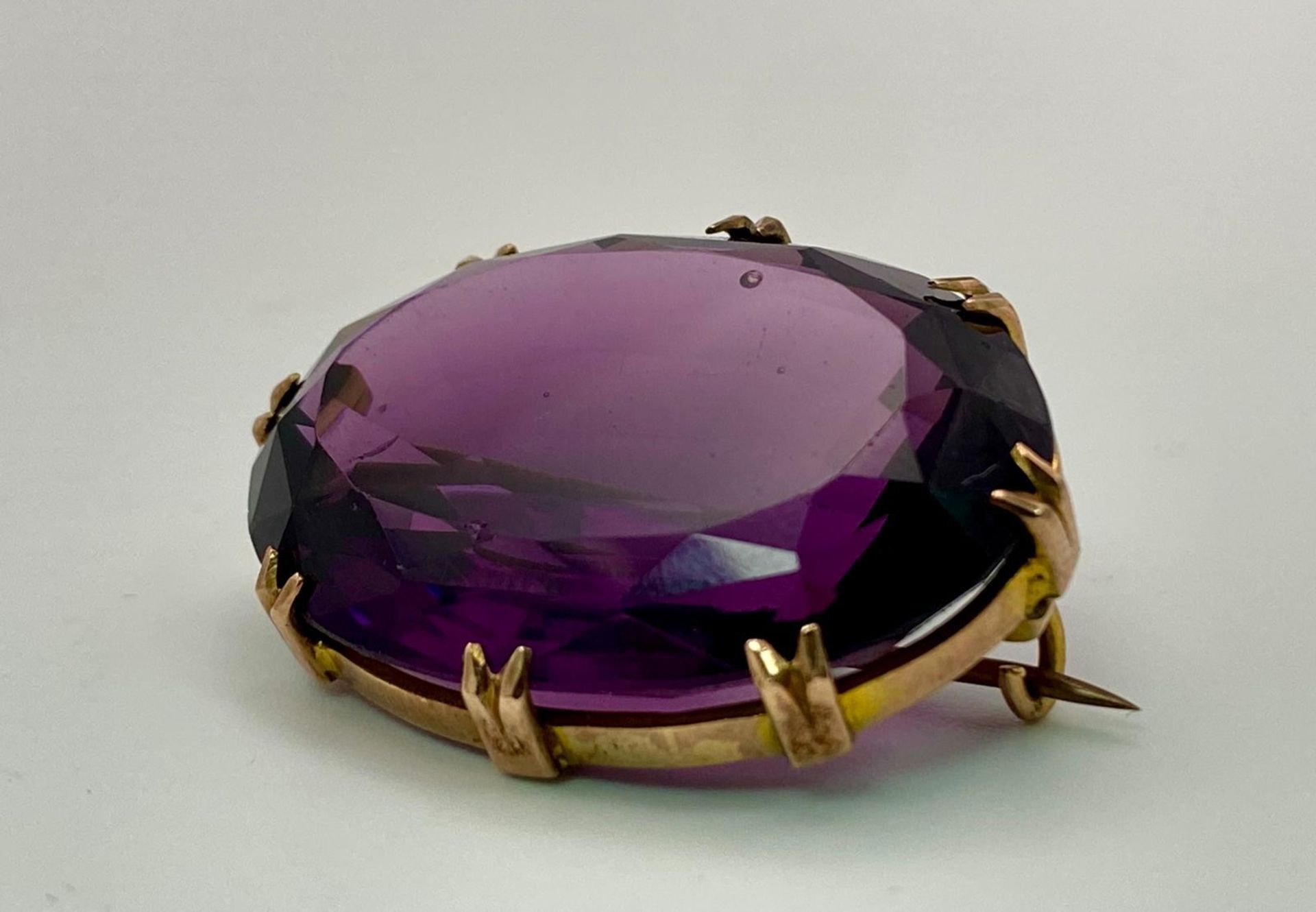 An Antique Amethyst Brooch set in 9K Rose Gold. A large oval well-faceted clean amethyst in a claw - Bild 2 aus 5