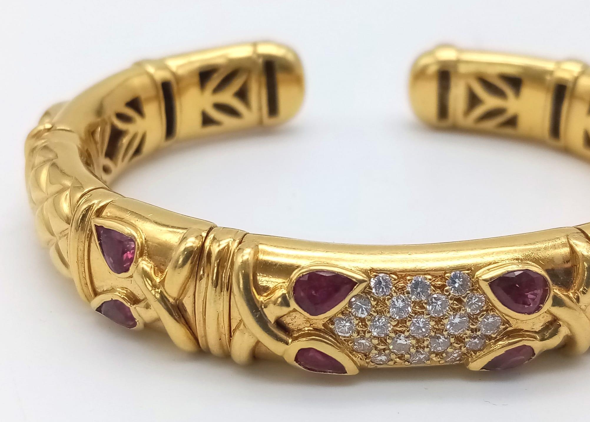 AN 18K GOLD STUNNING INNER PIERCED BANGLE WITH BEAUTIFUL OUTER WORK AND DECORATED WITH DIAMONDS - Image 3 of 6