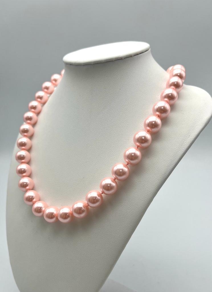 A Metallic Pink South Sea Pearl Shell Large Bead Necklace with a Heart Shape Clasp. Beads - 12mm. - Image 2 of 4