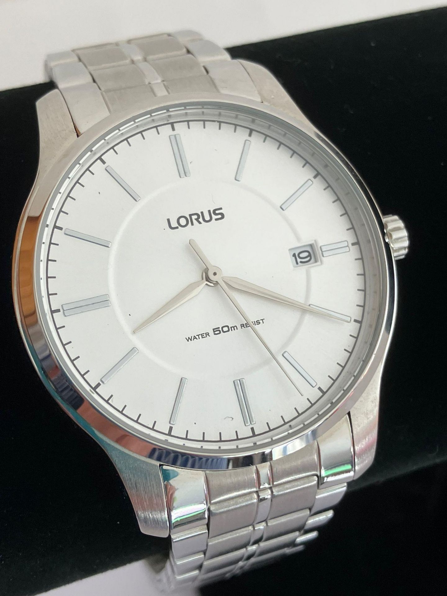 Gentlemans LORUS WRISTWATCH VX42-X351. Large face model. Finished in stainless steel silver tone.