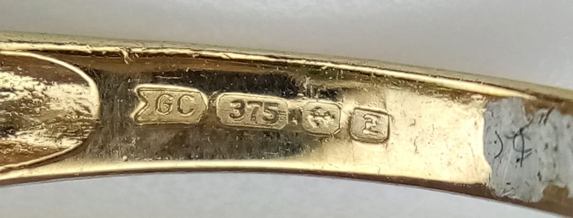 An Art Deco Style 9K Yellow Gold Emerald Ring. Size N. 2.72g total weight. - Bild 4 aus 4
