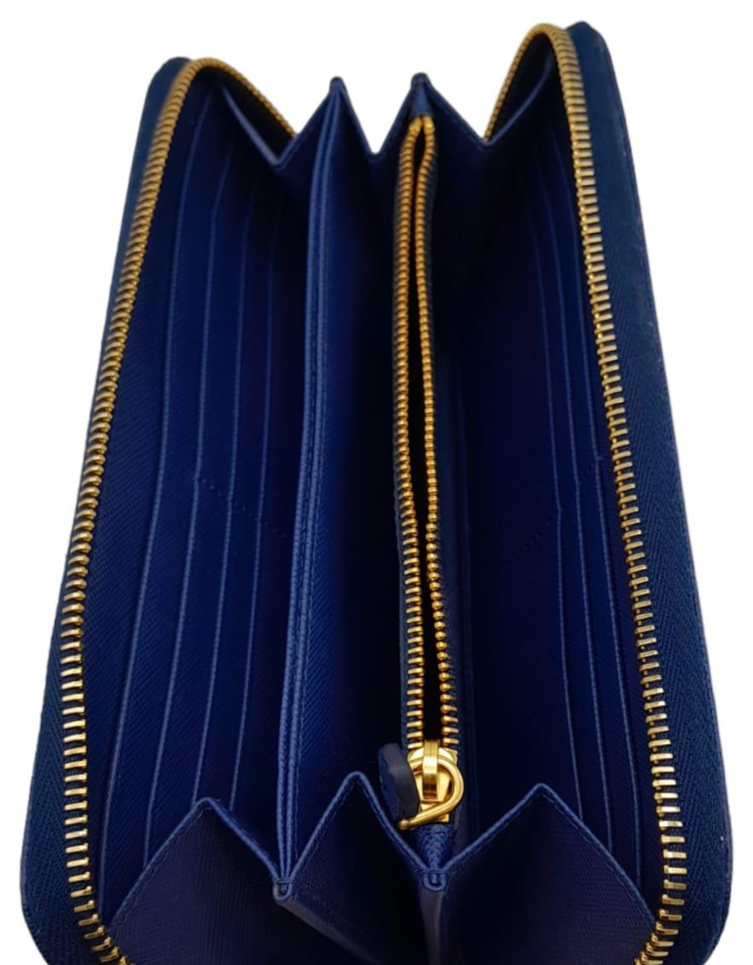 A Prada Royal Blue Purse/Wallet. Saffiano leather exterior, with the Prada logo in gold-toned - Bild 3 aus 7