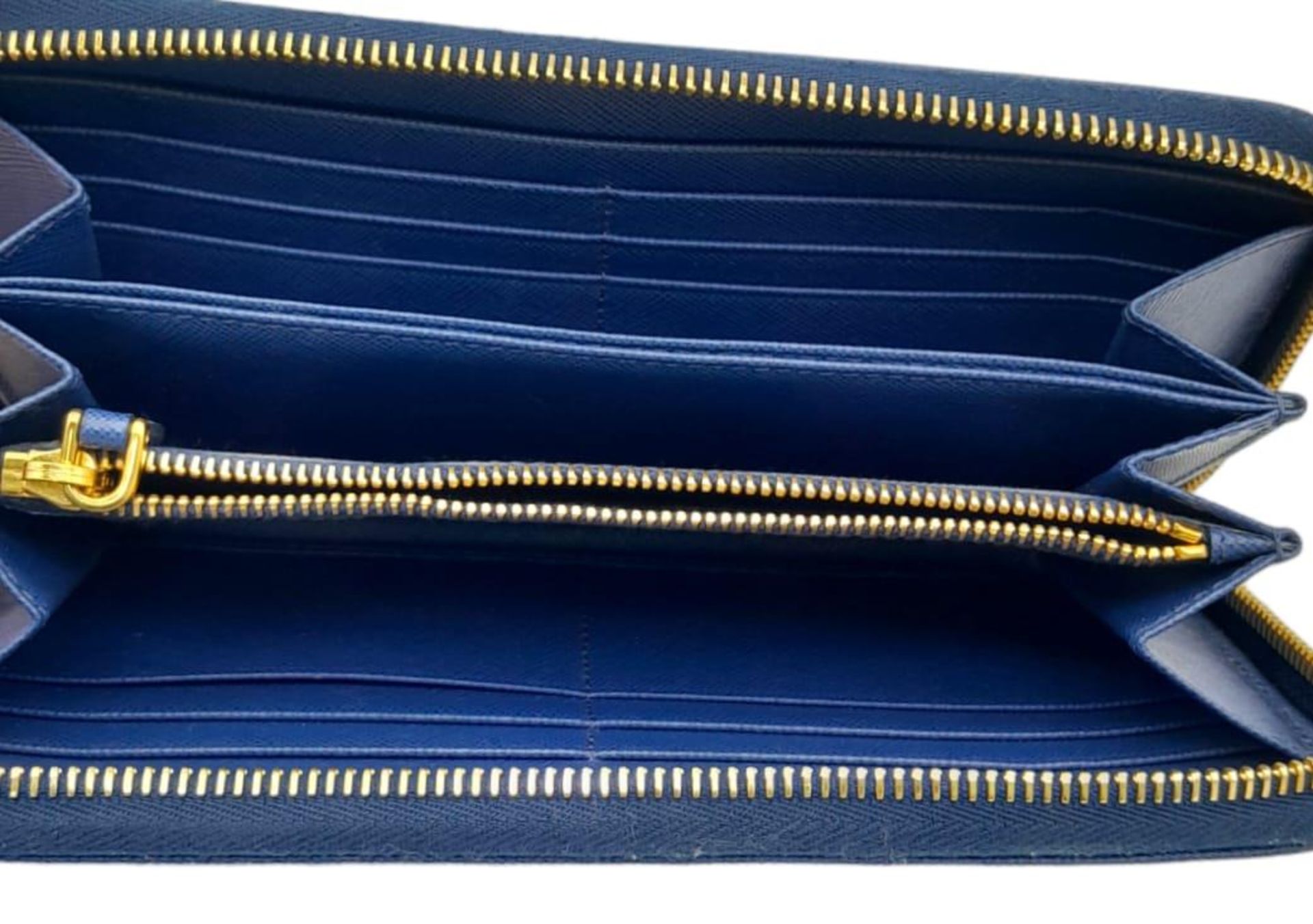 A Prada Royal Blue Purse/Wallet. Saffiano leather exterior, with the Prada logo in gold-toned - Bild 4 aus 7