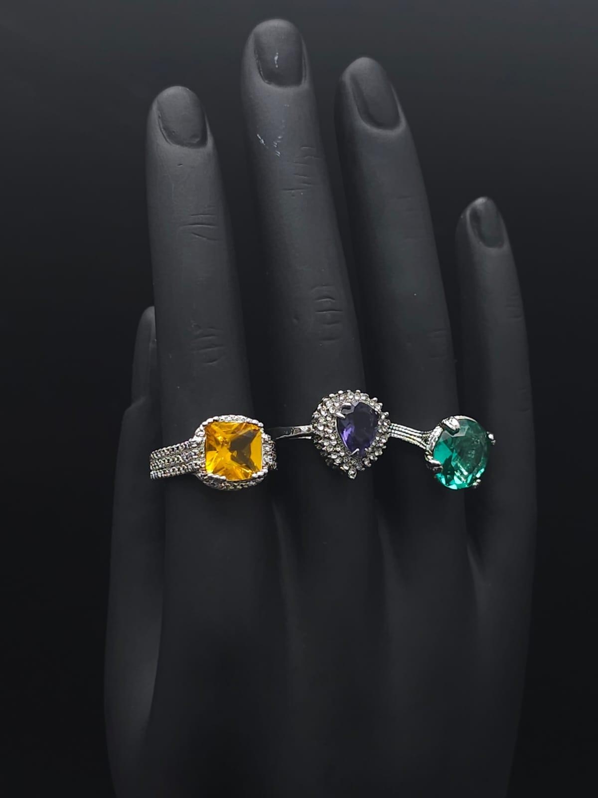 Six dress rings with a variety of gems presented in a miniature chez lounge. Very glamorous! - Image 11 of 12