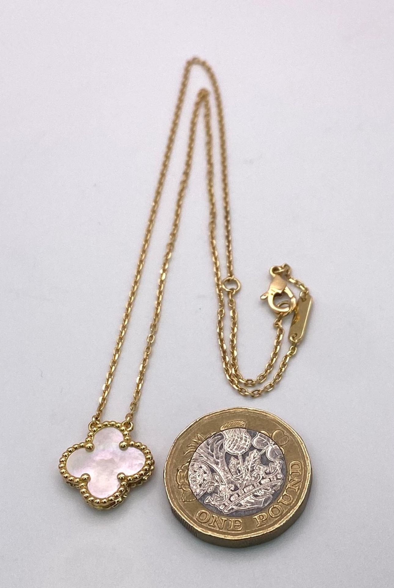 An 18K Yellow Gold and Mother of Pearl Clover Pendant on an 18K Gold Necklace. 17mm and 42cm. 4.6g - Bild 4 aus 6