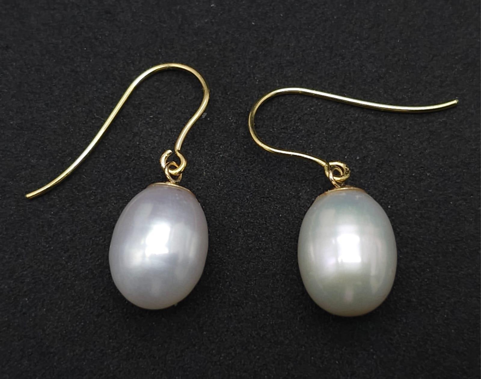 A Pair of 9K Yellow Gold and South Sea Pearl Earrings. 3.7g total weight. - Image 2 of 6