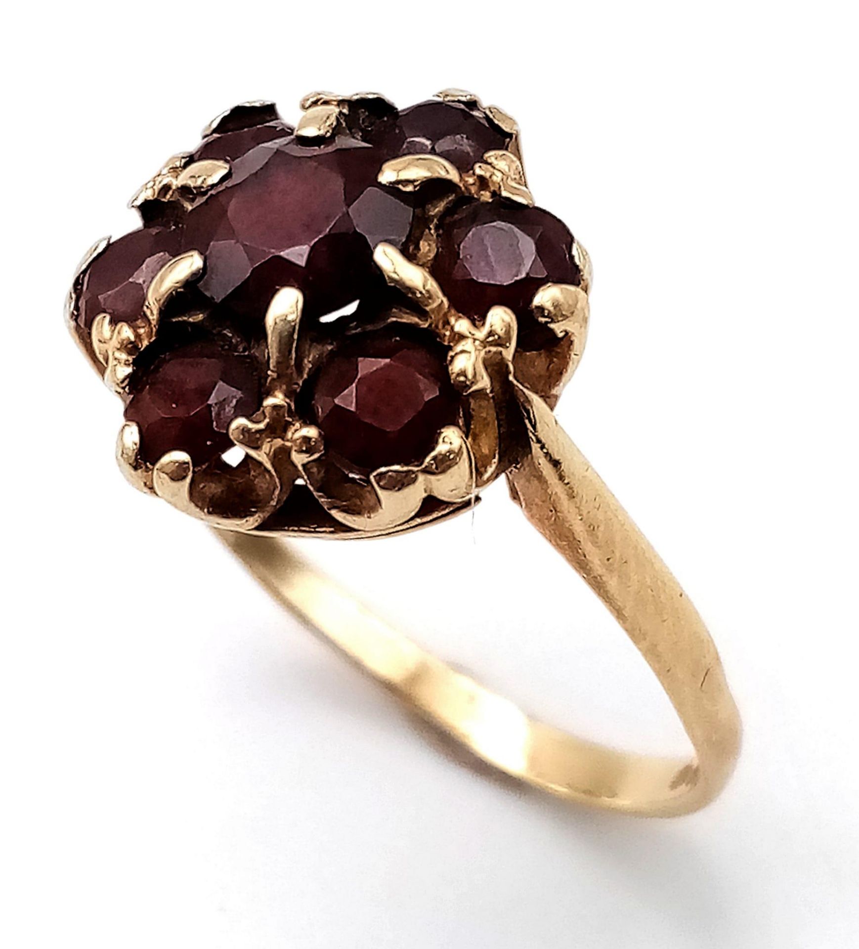 A 9K YELLOW GOLD GARNET CLUSTER RING. Size P, 3g total weight. - Bild 3 aus 5