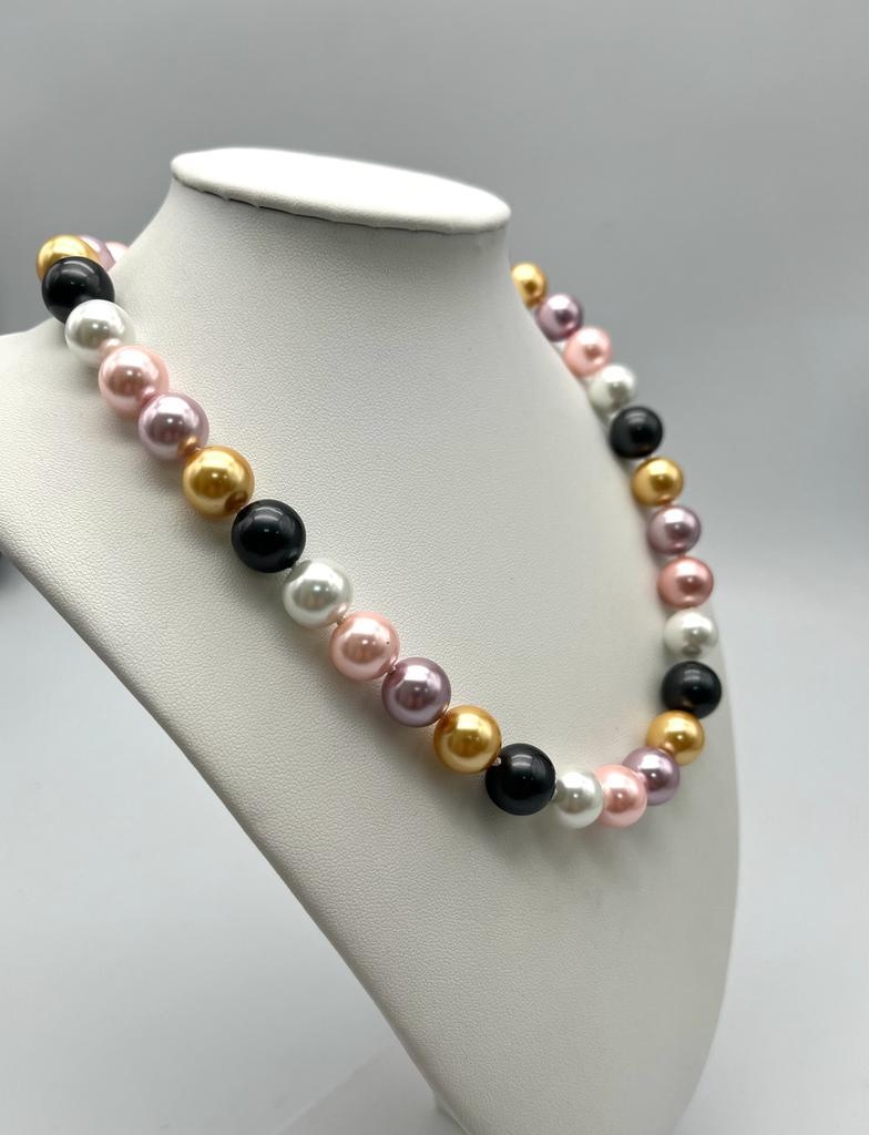 A Gorgeous Autumnal Multi-Coloured South Sea Pearl Shell Necklace. Pink, lavender, gold and grey - Image 3 of 4