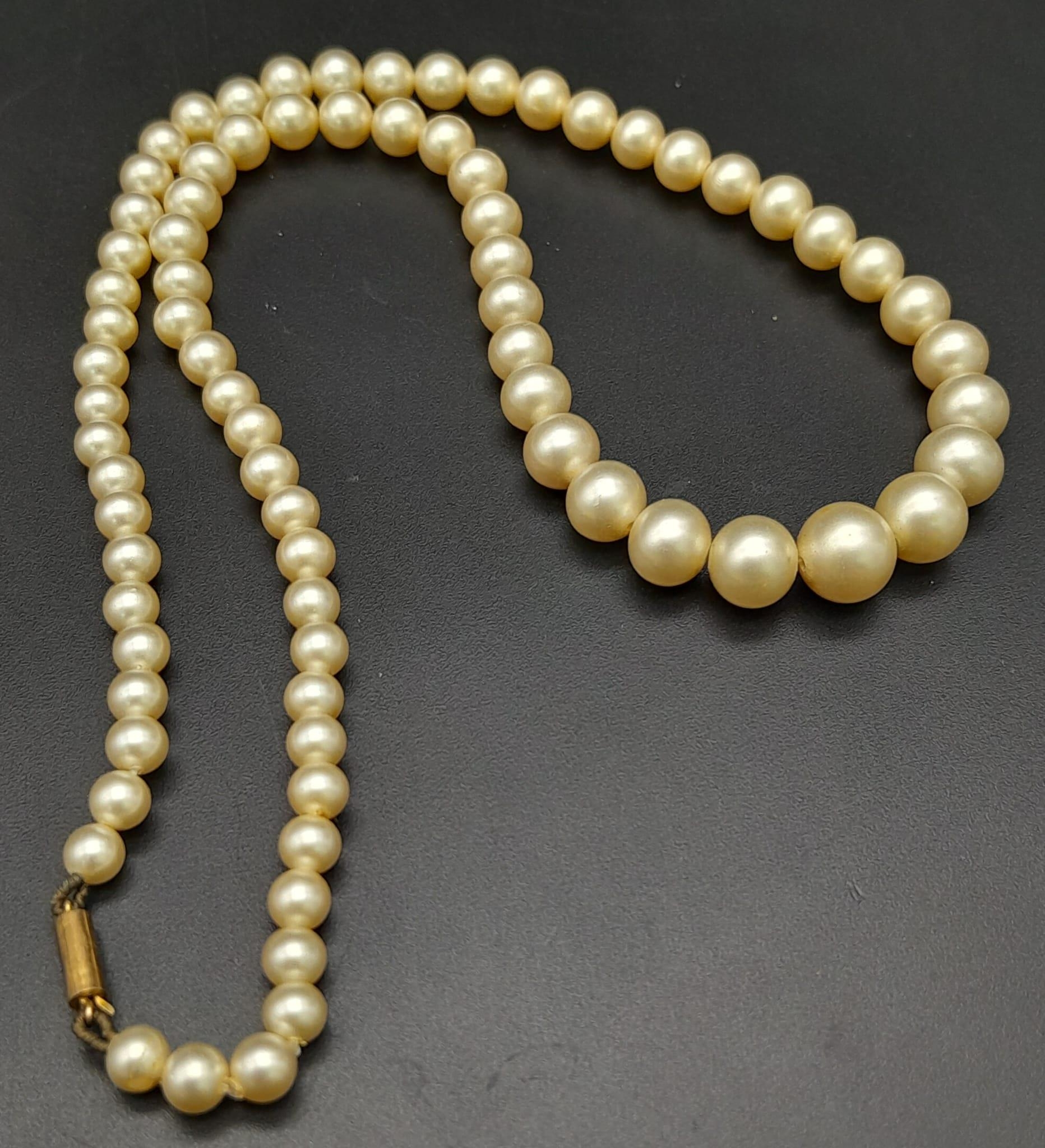 A Vintage Graduated Pearl Necklace with a 9K Gold Clasp. 40cm. - Image 2 of 5