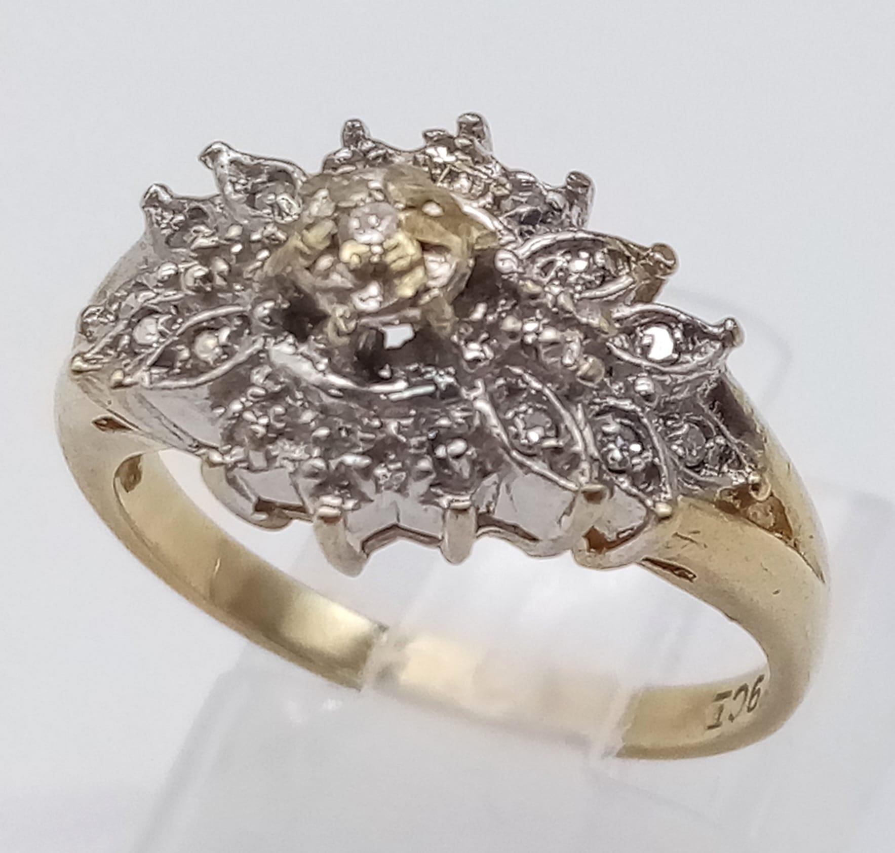 A 9K YELLOW GOLD DIAMOND CLUSTER RING IN THE FLORAL DECORATIVE SETTING 0.20CT 1.5G SIZE I