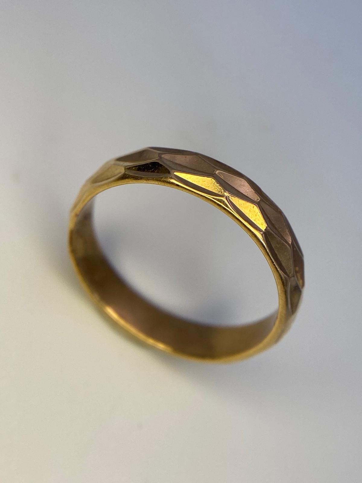 A 9K Yellow Gold Faceted Band Ring. Size M. 2.9g weight. - Image 2 of 4