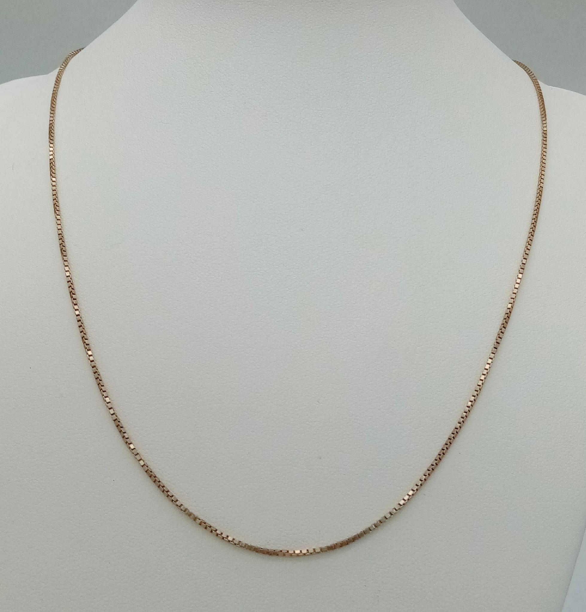A FINE BOX LINK 9K GOLD CHAIN . 3.3gms 46cms - Image 4 of 4