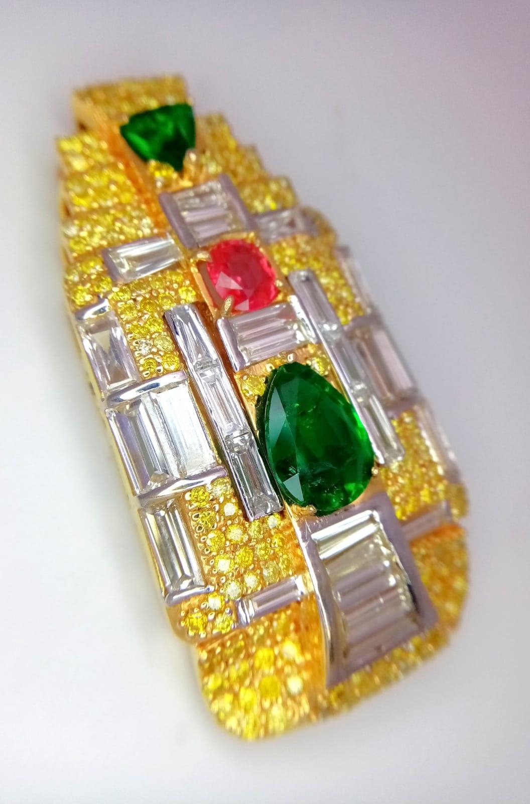 An Art Deco Style 18K Yellow Gold Gemstone Pendant - Set with two triangular emeralds and an oval - Image 4 of 9