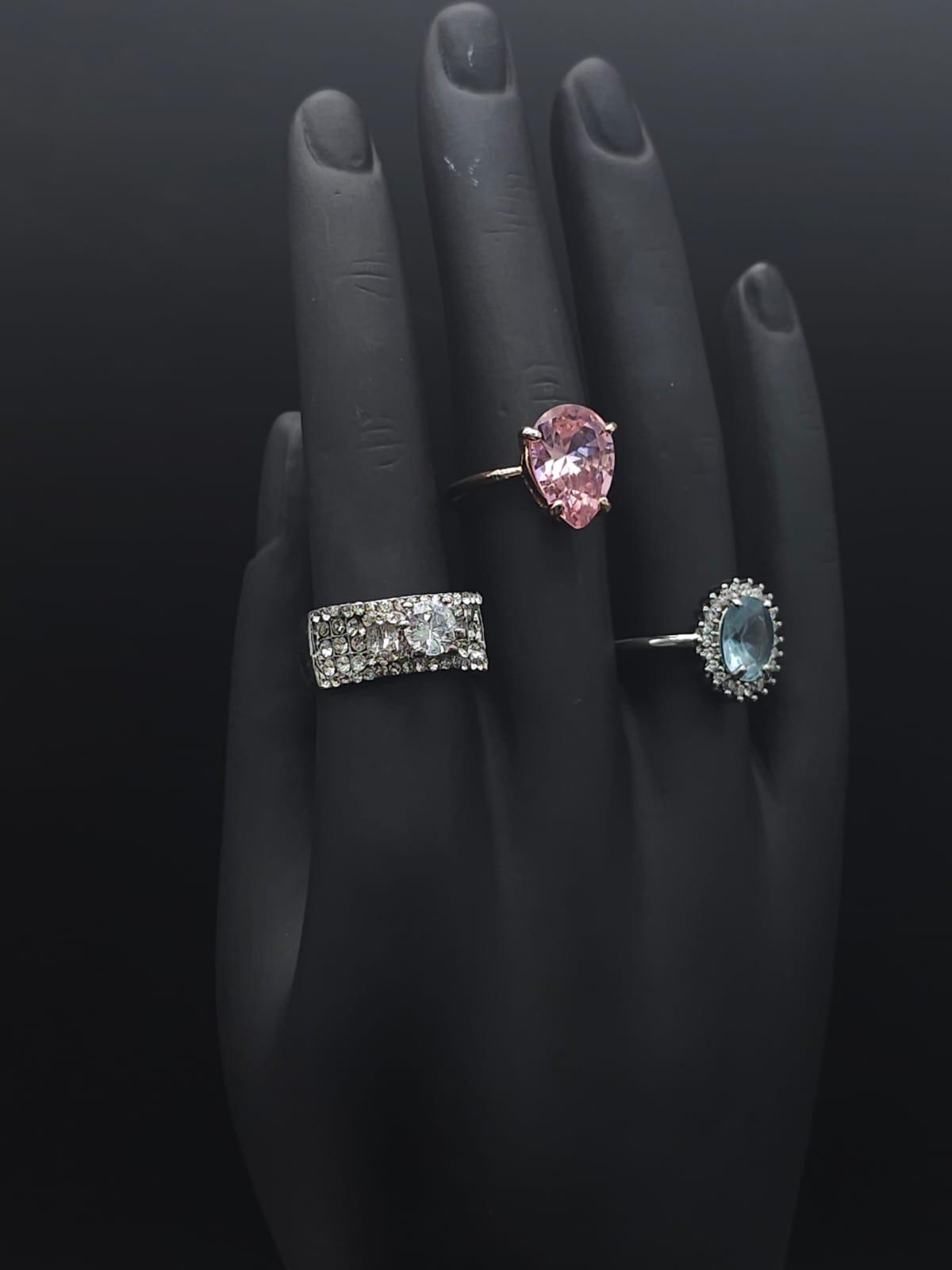 Six dress rings with a variety of gems presented in a miniature chez lounge. Very glamorous! - Image 10 of 12