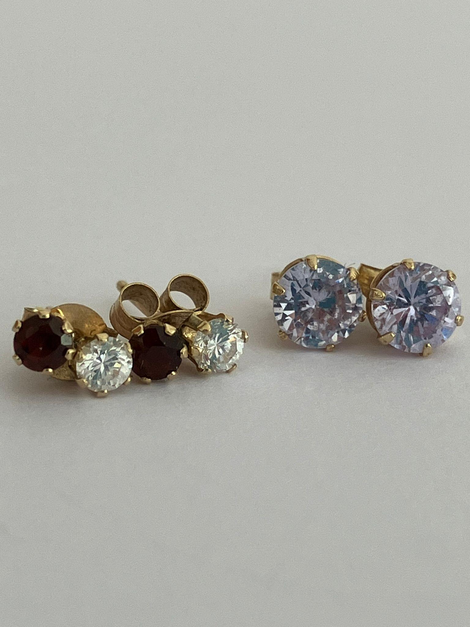 2 x pairs 9 carat GOLD gemstone set Earrings. Stud style. Complete with Gold Backs and sparkling - Image 3 of 3