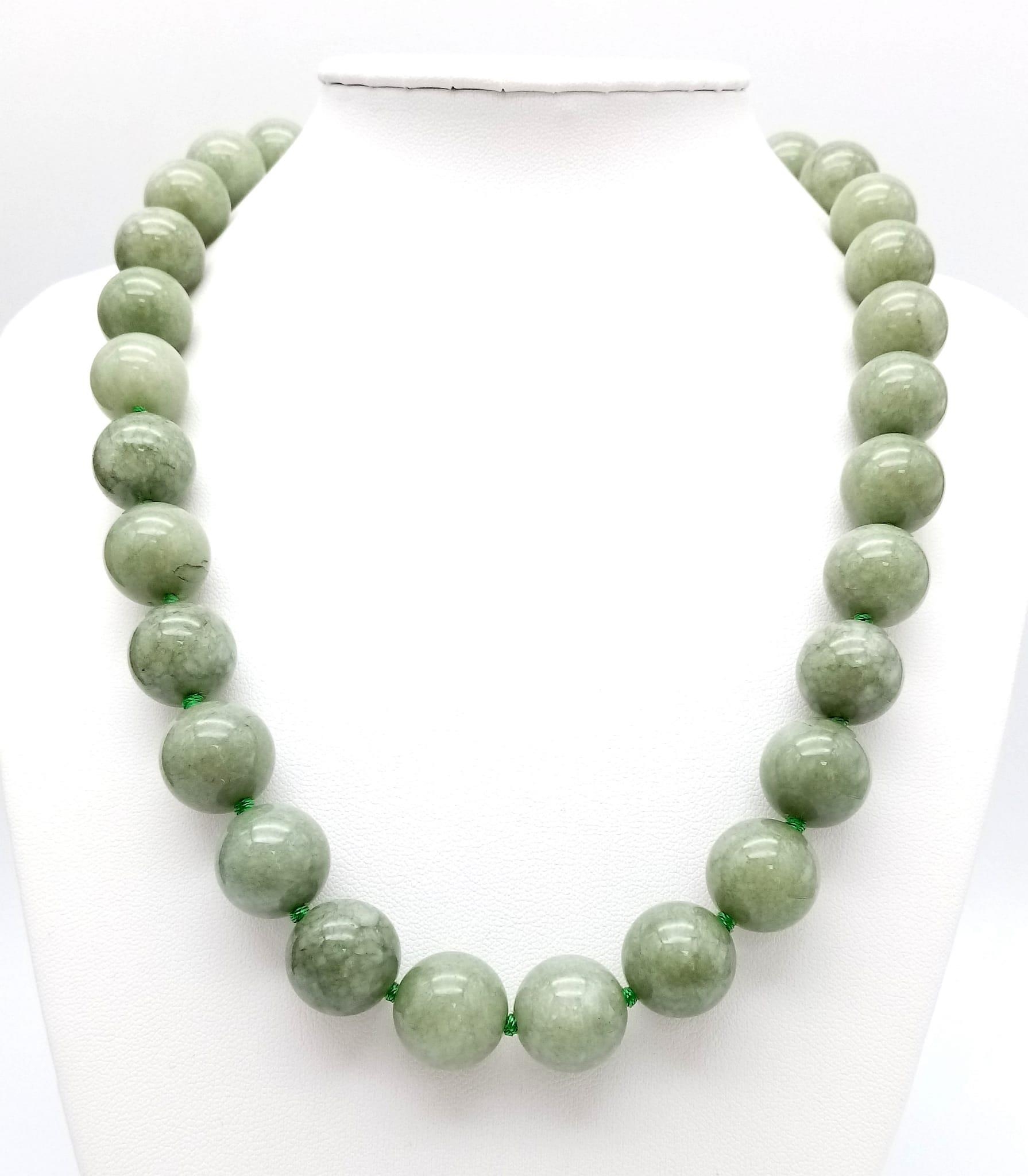 A Green Jade Bead Necklace and Brooch. 14mm beads. 44cm necklace length with a gilded clasp. 5cm - Image 5 of 5