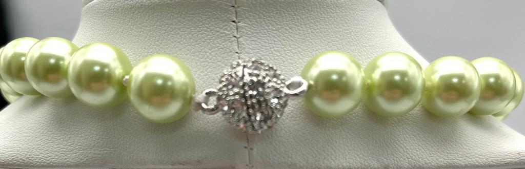 A Metallic Lime-Green South Sea Pearl Shell Large Bead Necklace. 12mm beads. Glitterball clasp. 44cm - Image 4 of 4