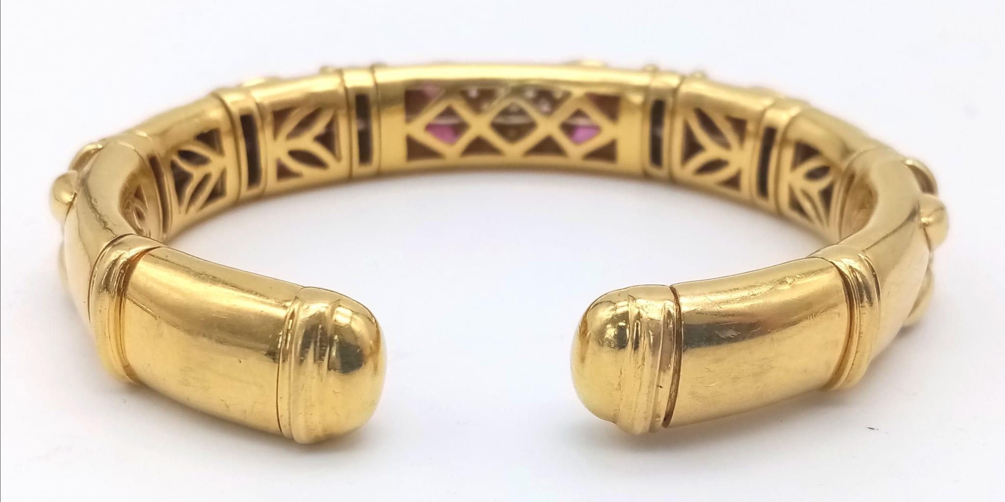 AN 18K GOLD STUNNING INNER PIERCED BANGLE WITH BEAUTIFUL OUTER WORK AND DECORATED WITH DIAMONDS - Image 2 of 6