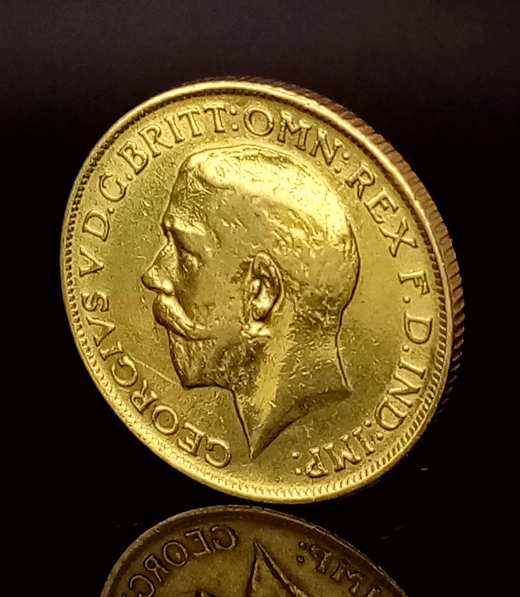 A 22K GOLD SOVEREIGN DATED 1915 FROM THE REIGN OF KING GEORGE V , IN VERY GOOD CONDITION . 8gms - Image 2 of 3