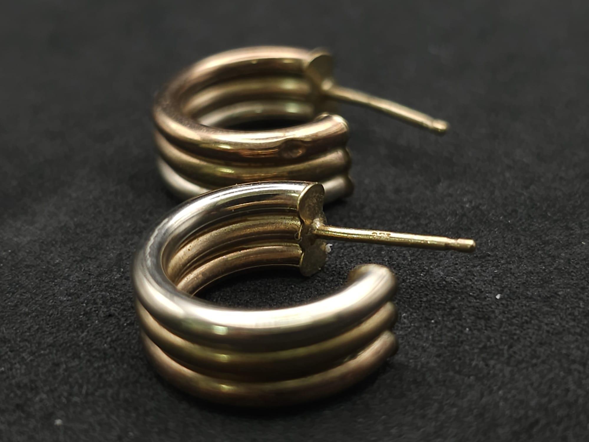 A 9 K three coloured gold pair of earrings . Dimensions: 16 x 13 x 6 mm, weight: 1.7 g. - Image 3 of 7