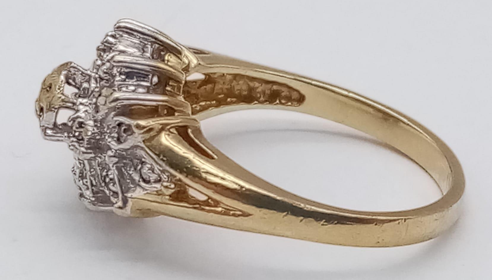 A 9K YELLOW GOLD DIAMOND CLUSTER RING IN THE FLORAL DECORATIVE SETTING 0.20CT 1.5G SIZE I - Image 3 of 5