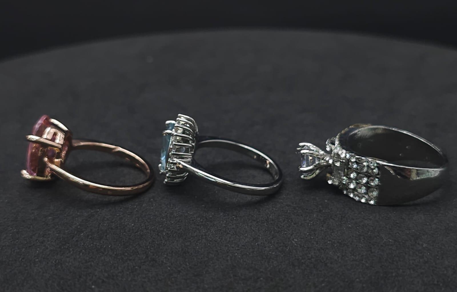 Six dress rings with a variety of gems presented in a miniature chez lounge. Very glamorous! - Image 5 of 12