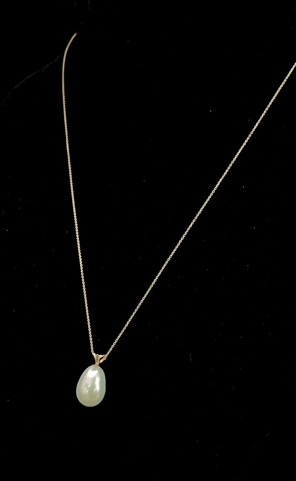 An 18K South Sea Teardrop Pearl Pendant on an 18K Yellow Gold Disappearing Necklace. 17mm and - Image 4 of 4