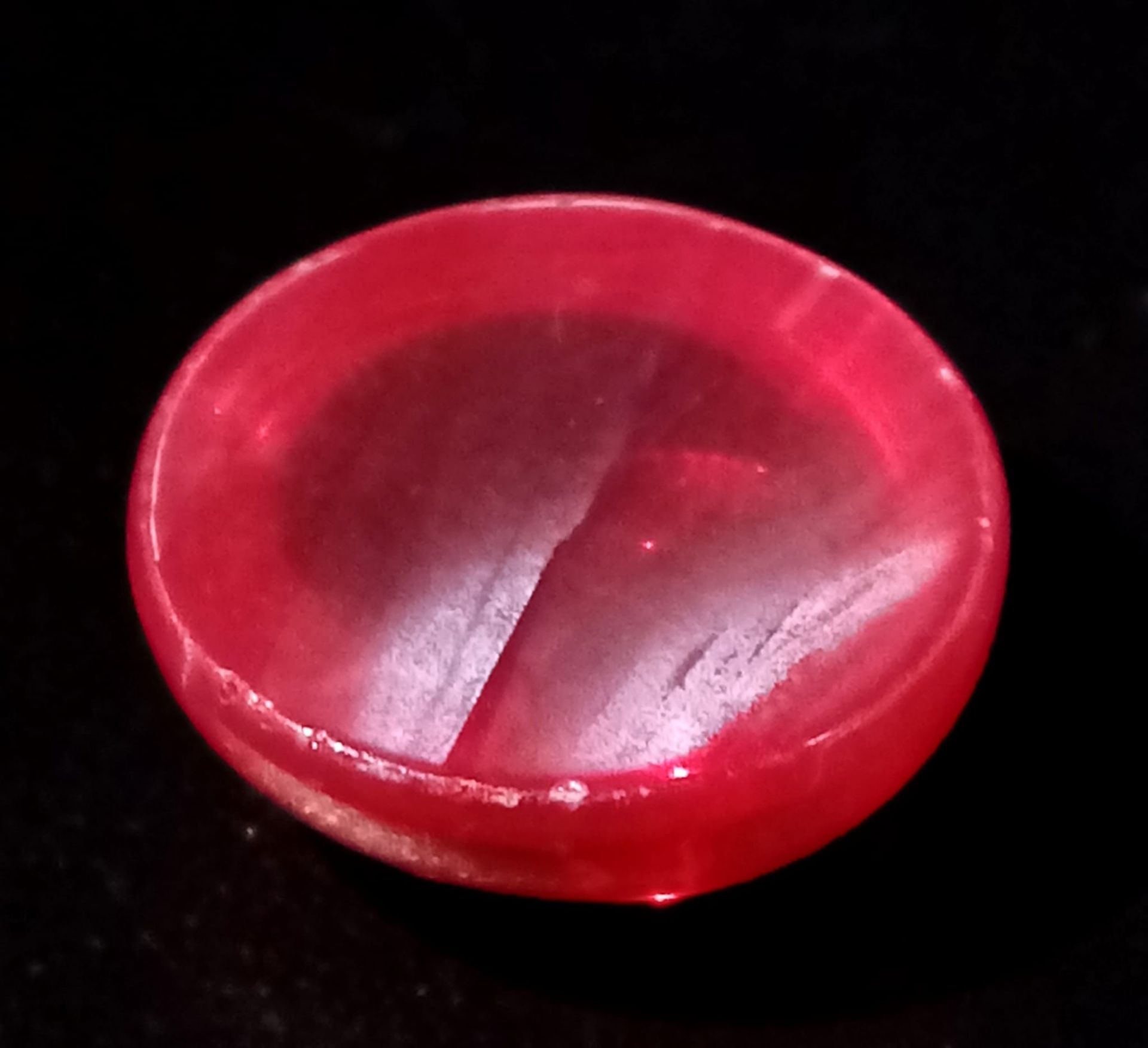A spectacular wonder of nature, a sizeable (13.5 carats), STAR RUBY of oval cabochon shape. Strong - Bild 4 aus 4
