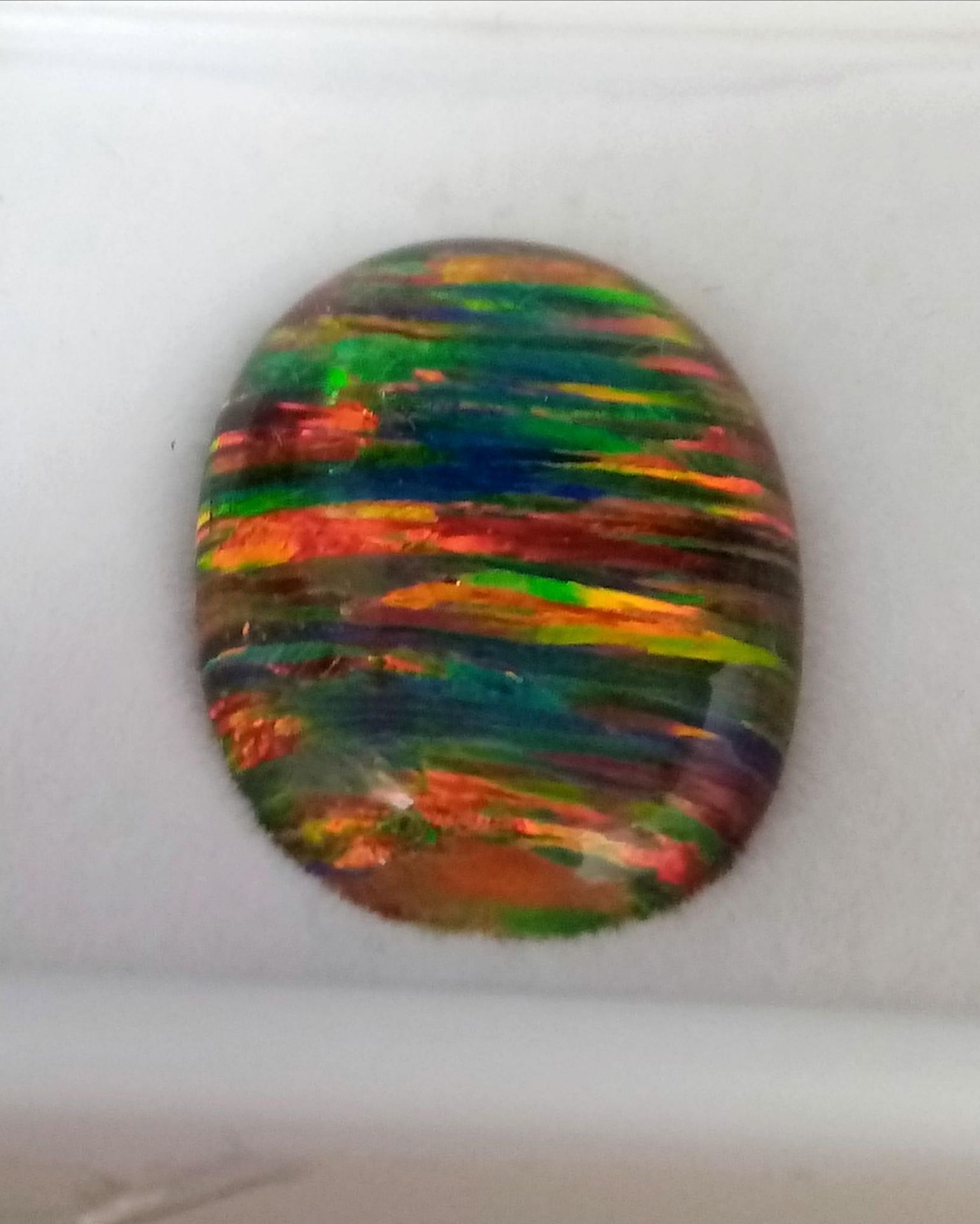 A truly magnificent, large (17.2 carats) GIBSON OPAL oval cabochon. Strong red and metallic green - Bild 3 aus 4