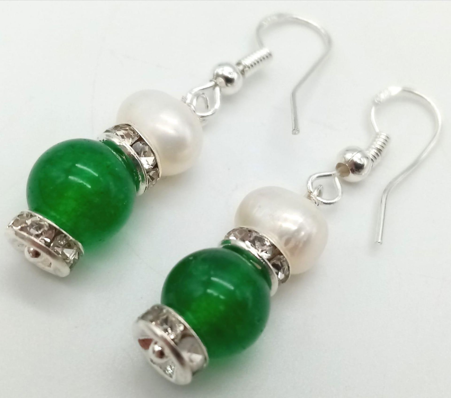 A Pair of Jade and Cultured Pearl Earrings. - Bild 2 aus 3