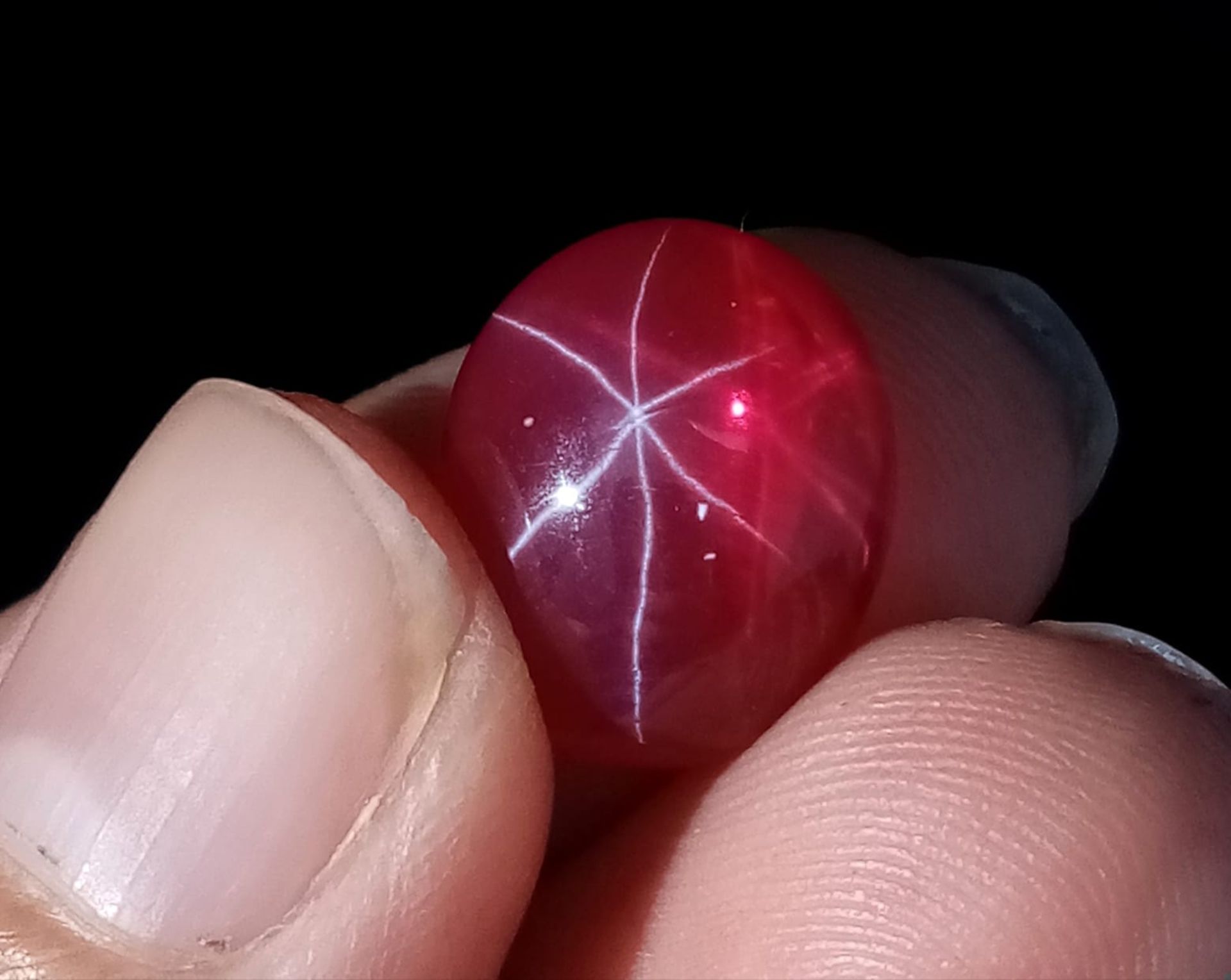 A spectacular wonder of nature, a sizeable (13.5 carats), STAR RUBY of oval cabochon shape. Strong - Bild 3 aus 4