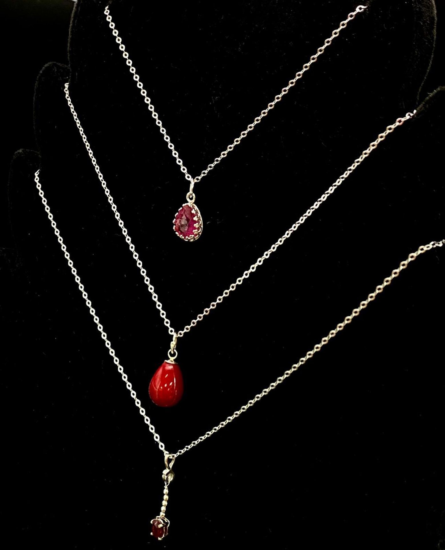 Trio of Sterling Silver Necklaces. Featuring two varieties of Ruby pendants. A classic collection. - Bild 2 aus 6