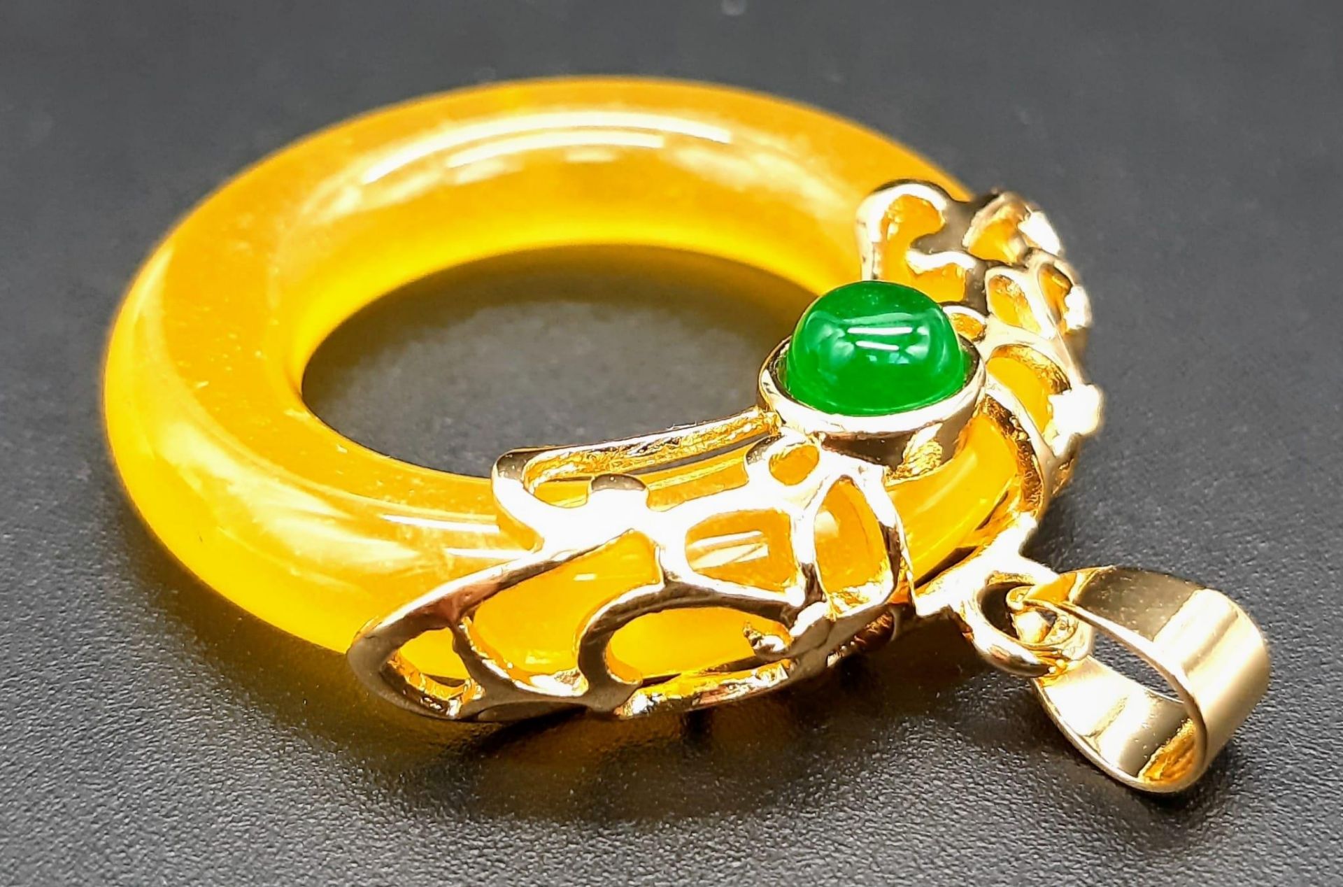 A Yellow Jade Circle Pendant. 3cm diameter. Gilded attachments. - Bild 3 aus 3