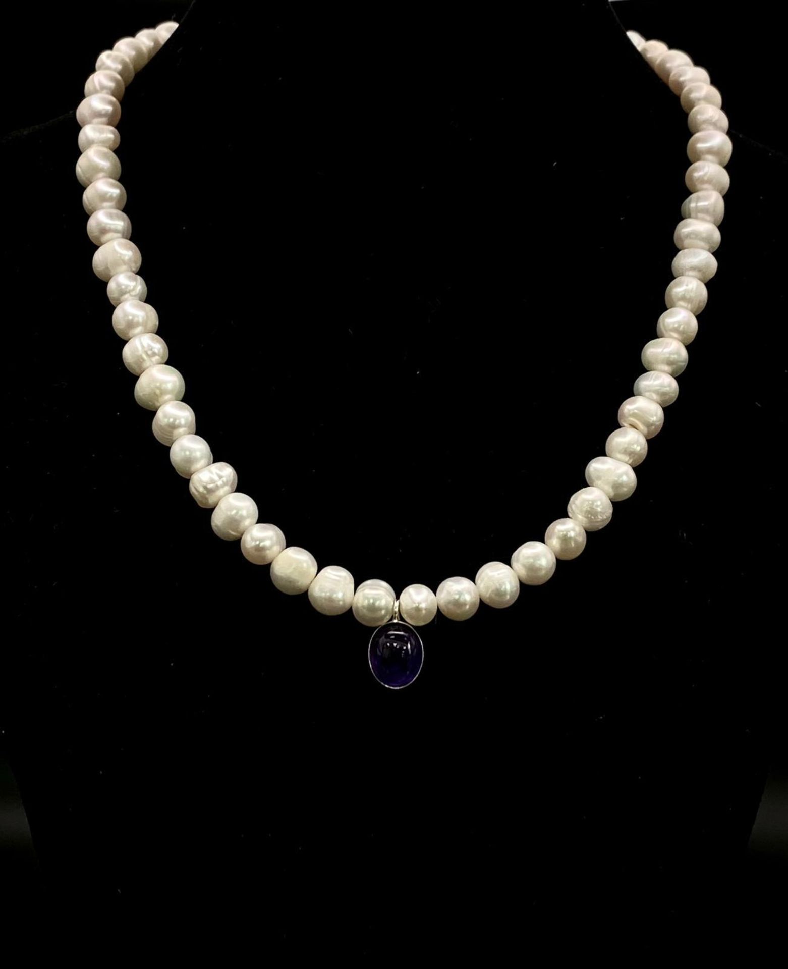 Classic Cultured Pearl Sterling Silver Necklace featuring a rounded Amethyst Stone Pendant. - Bild 2 aus 7