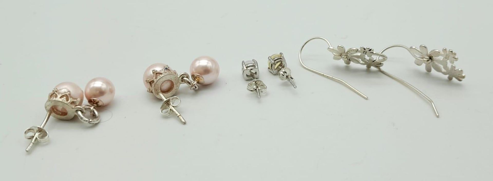 Trio of Sterling Silver Earrings. Featuring pair of double Pink Pearl drops, Floral Silver drops and - Bild 2 aus 2