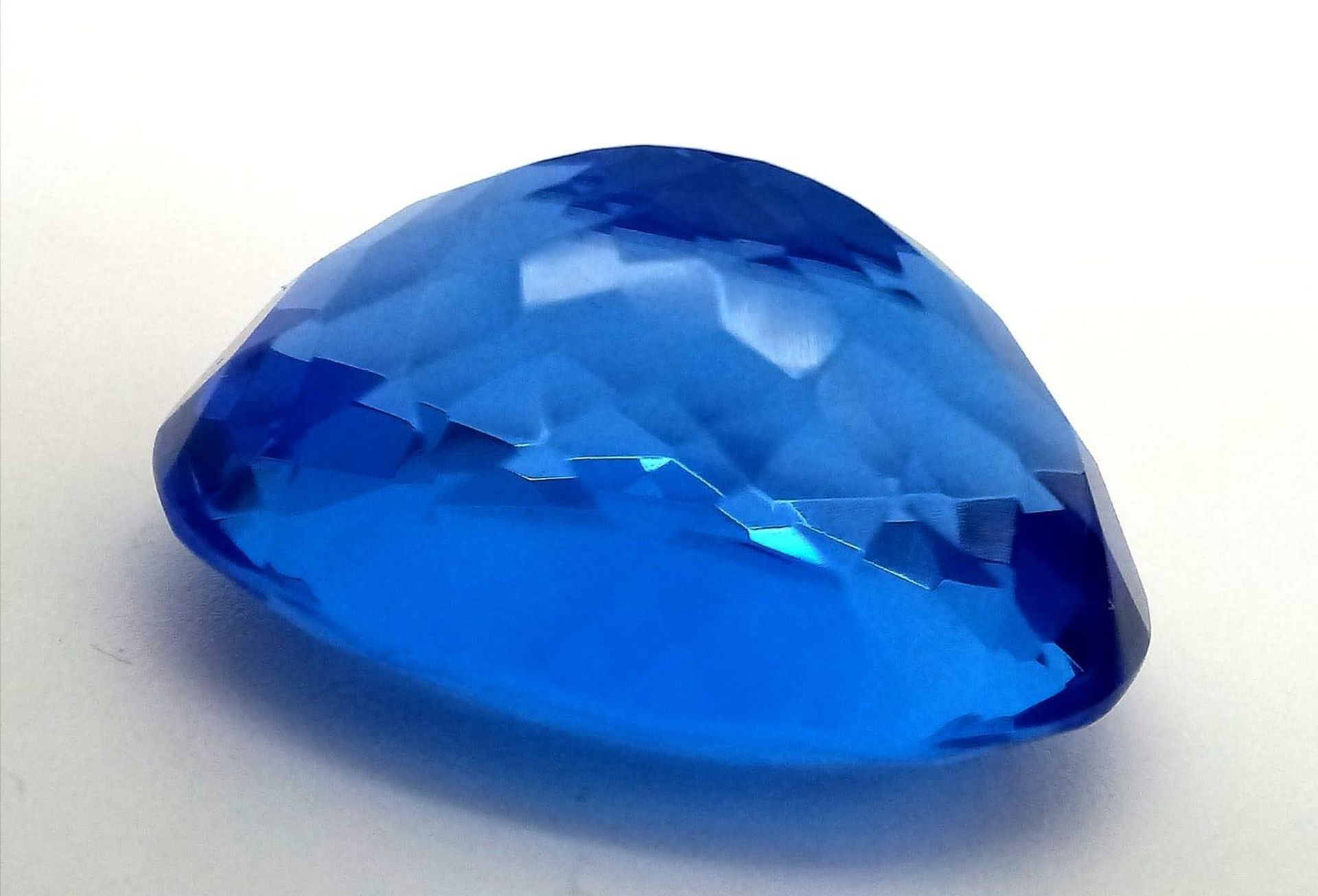 A fabulous, large (51.2 carats) Blue TOPAZ. Oval cut with excellent colour saturation and - Bild 2 aus 3