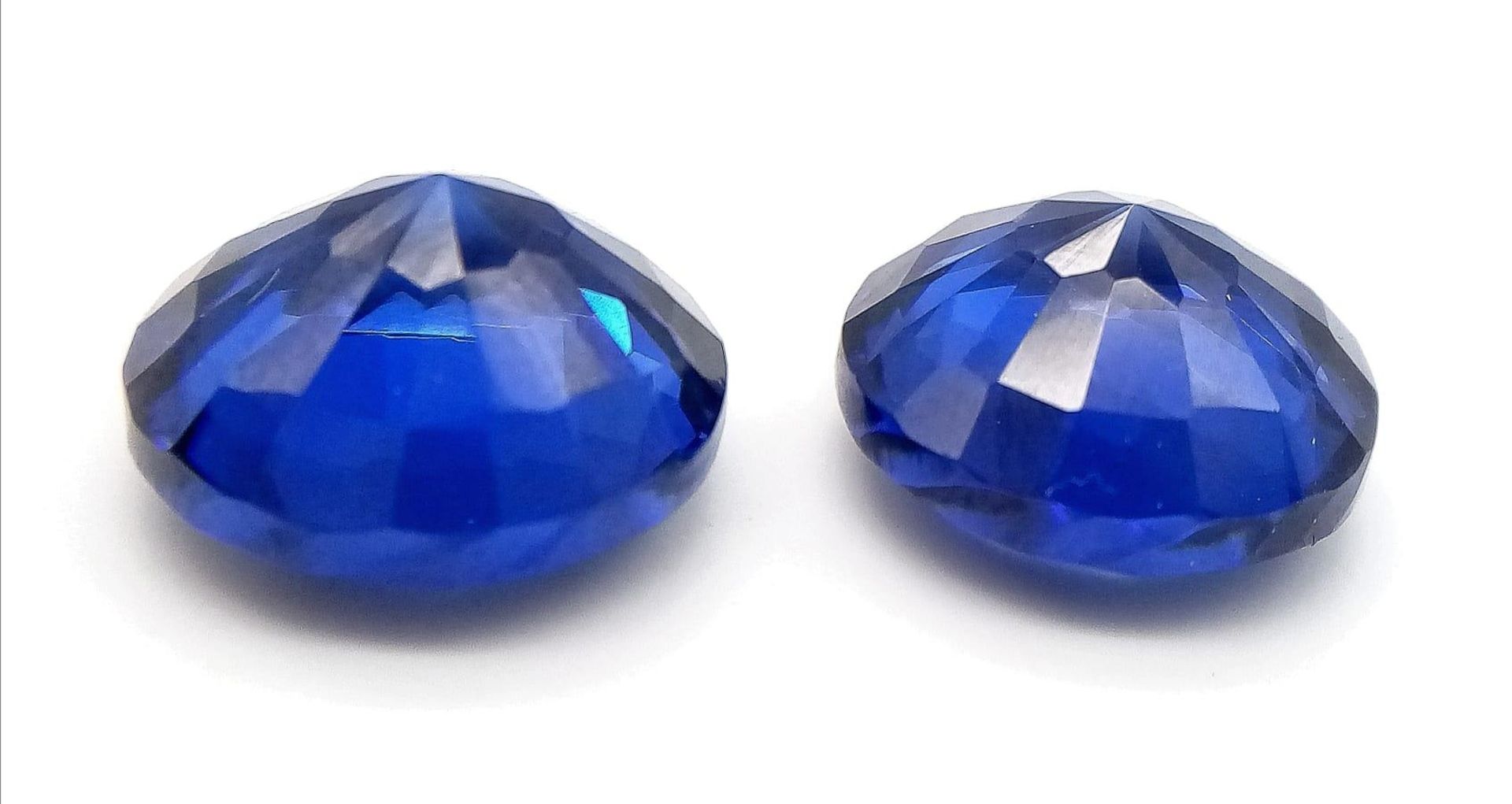 An excellent pair of round cut, dark blue SAPPHIRES. Approximately 10 carats each, with no cracks, - Bild 2 aus 3