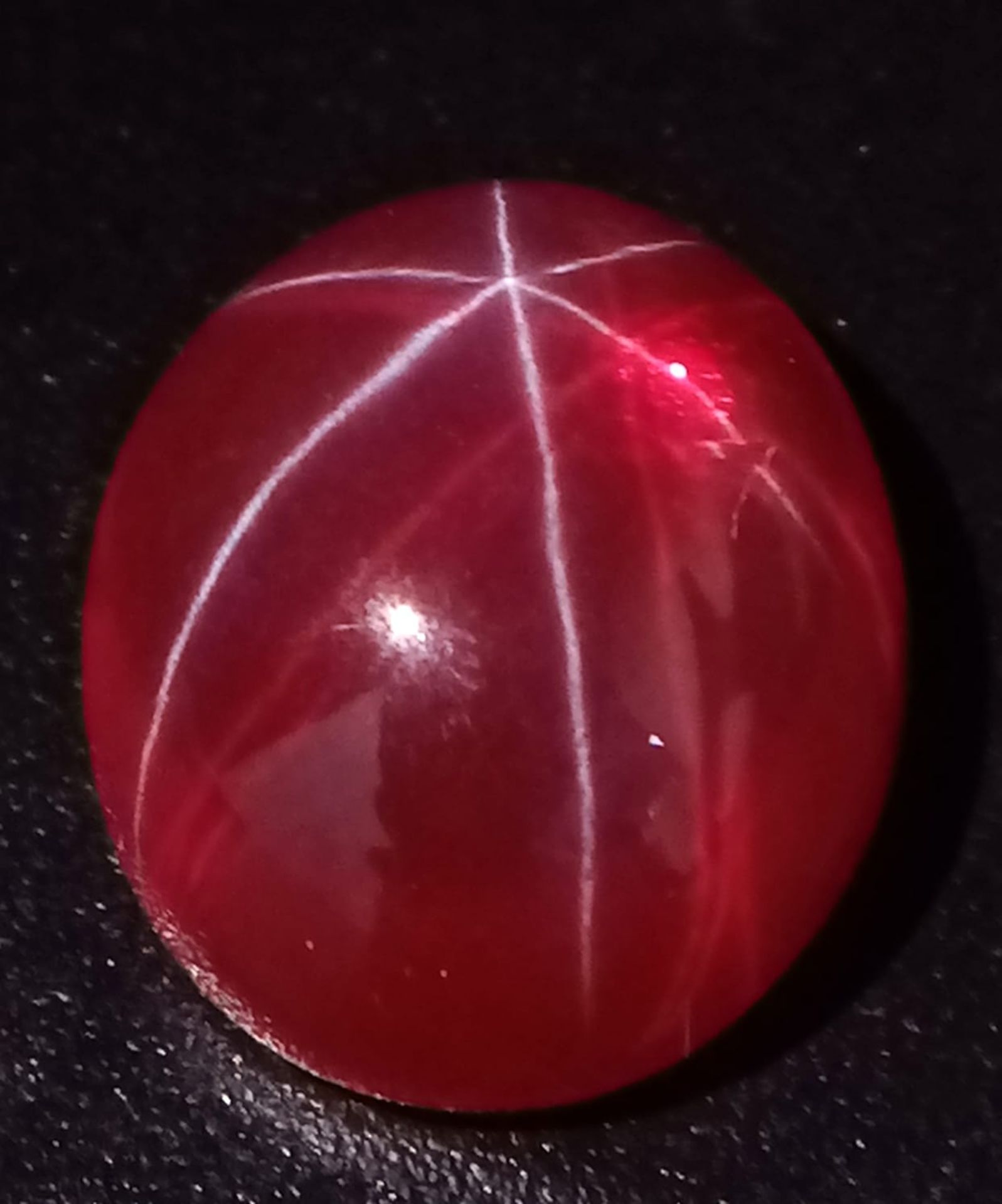 A spectacular wonder of nature, a sizeable (13.5 carats), STAR RUBY of oval cabochon shape. Strong - Bild 2 aus 4