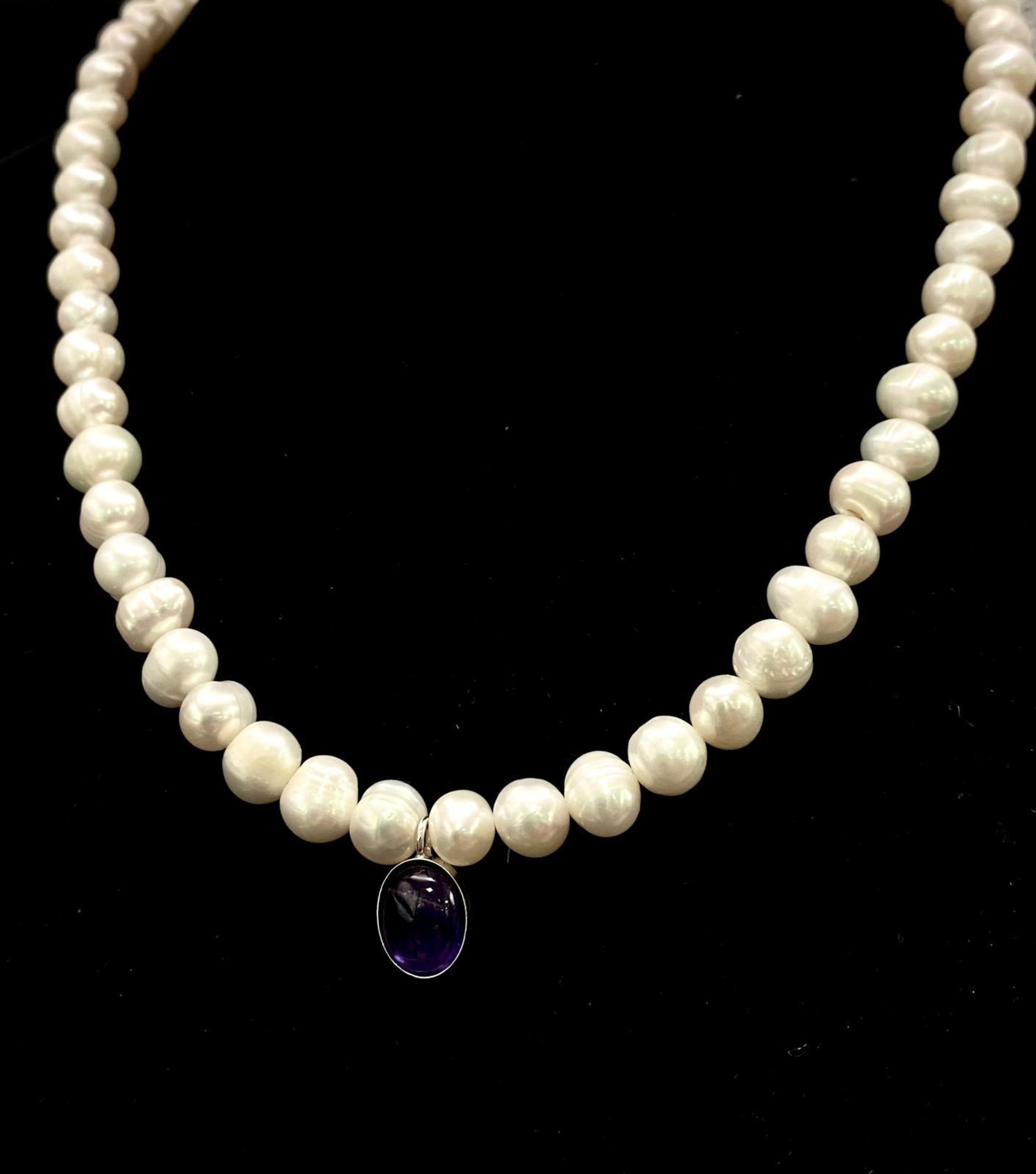 Classic Cultured Pearl Sterling Silver Necklace featuring a rounded Amethyst Stone Pendant. - Bild 3 aus 7