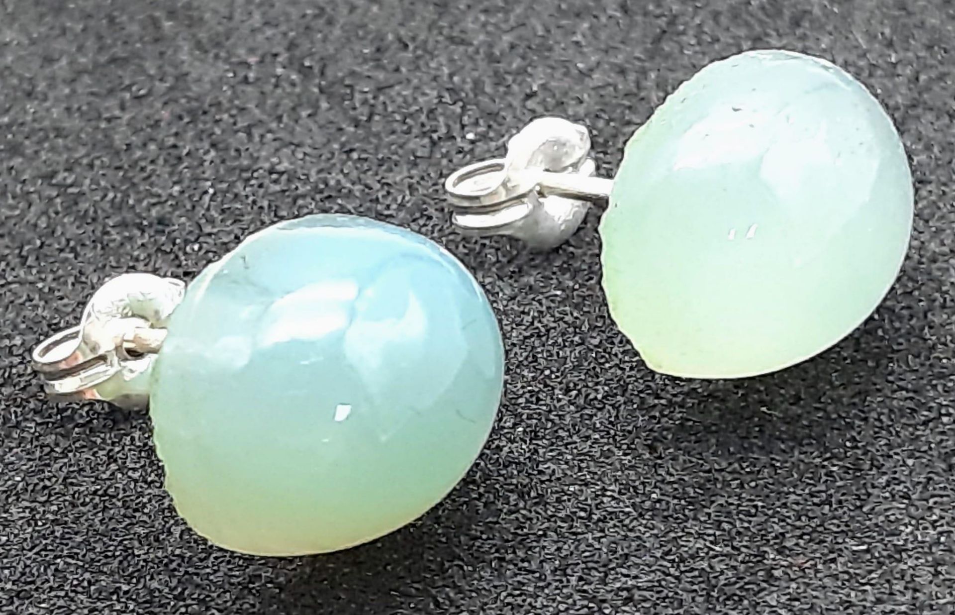 Pretty pair of Green Aquamarine Cabochon Sterling Silver stud earrings. Weight: 2g