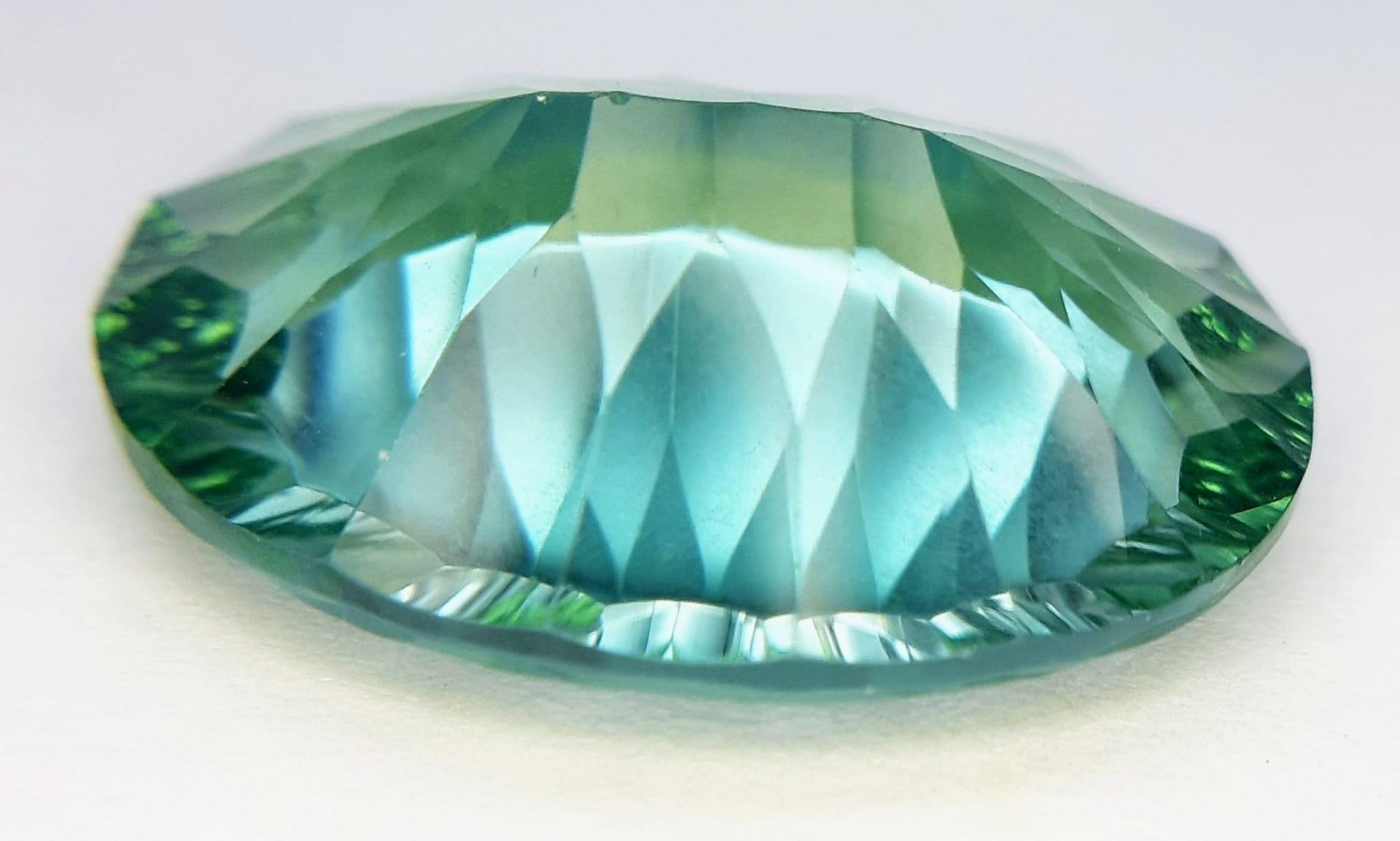 An amazing, rare light green, large (23.0 carats) TOPAZ. Customised oval cut, in excellent condition - Bild 2 aus 3