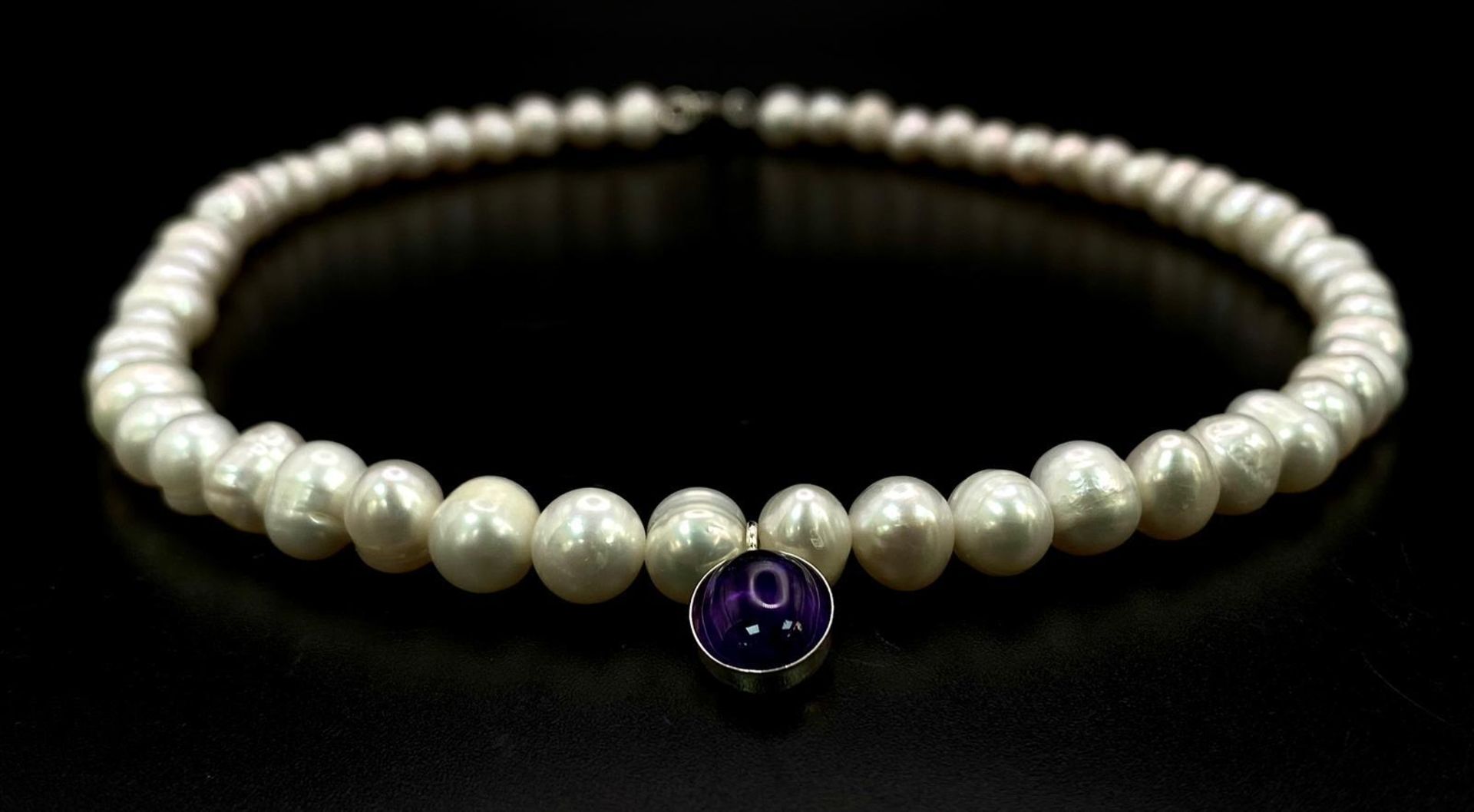 Classic Cultured Pearl Sterling Silver Necklace featuring a rounded Amethyst Stone Pendant. - Bild 4 aus 7
