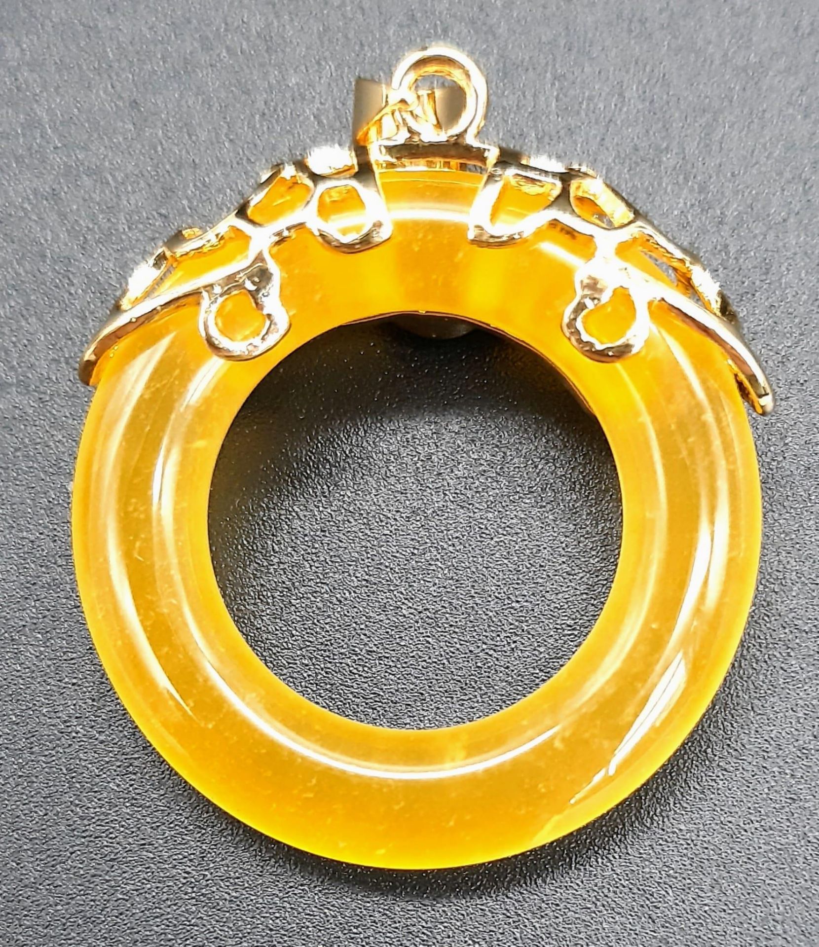 A Yellow Jade Circle Pendant. 3cm diameter. Gilded attachments. - Bild 2 aus 3